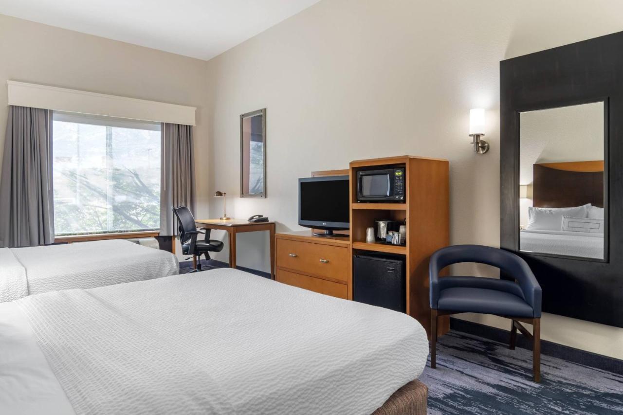 Hotel Fairfield & By Marriott Commerce
