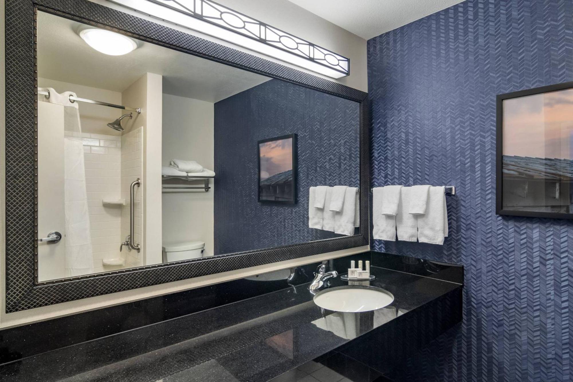 Fairfield & By Marriott Hotel Commerce