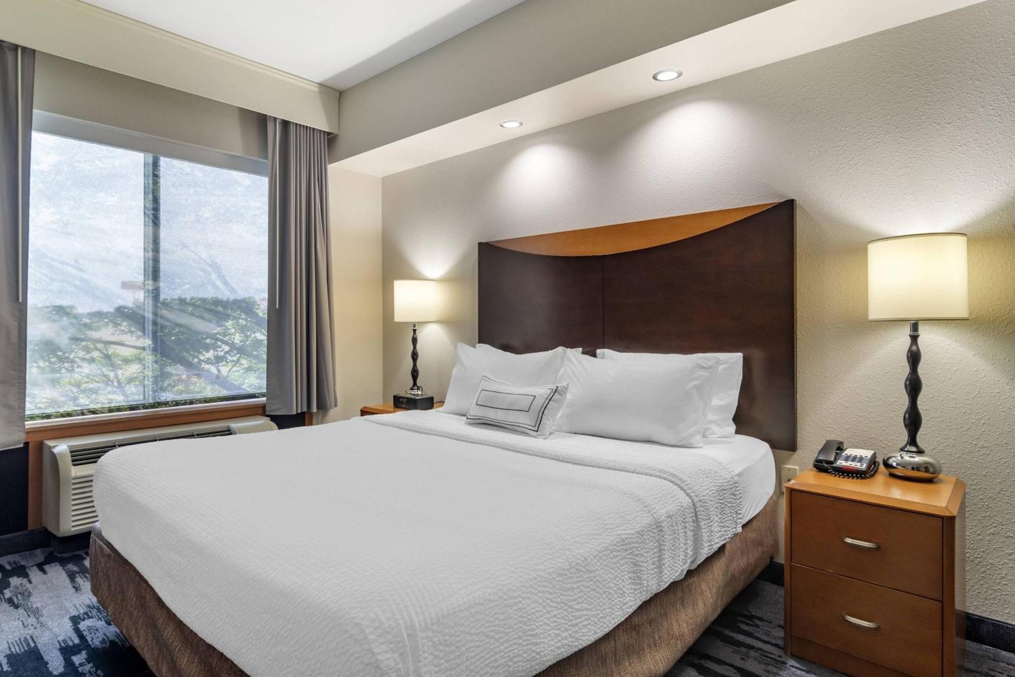 Hotel Fairfield & By Marriott Commerce