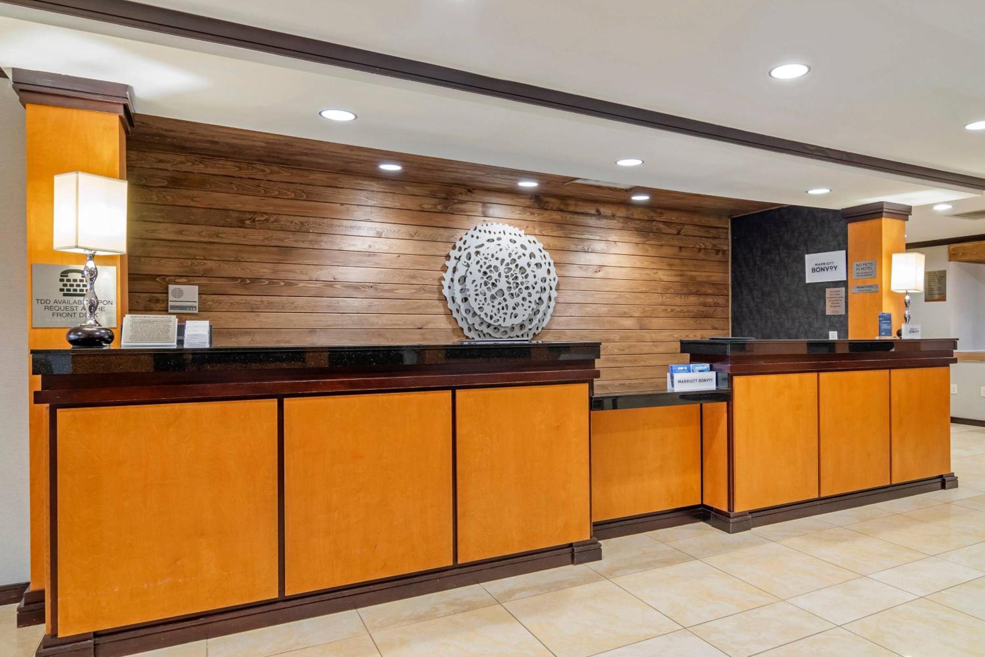 Hotel Fairfield & By Marriott Commerce