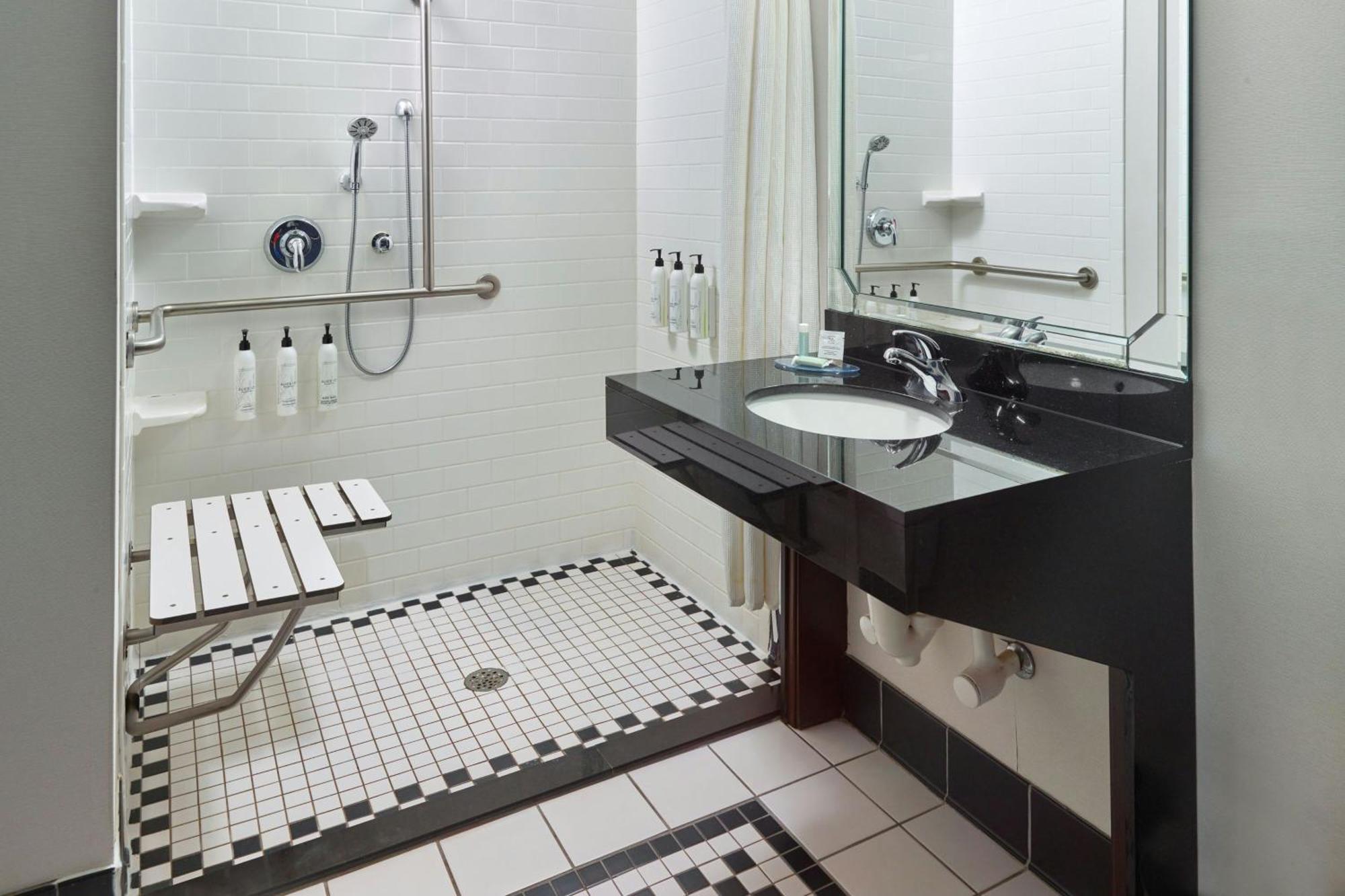 Fairfield & By Marriott Hotel Commerce