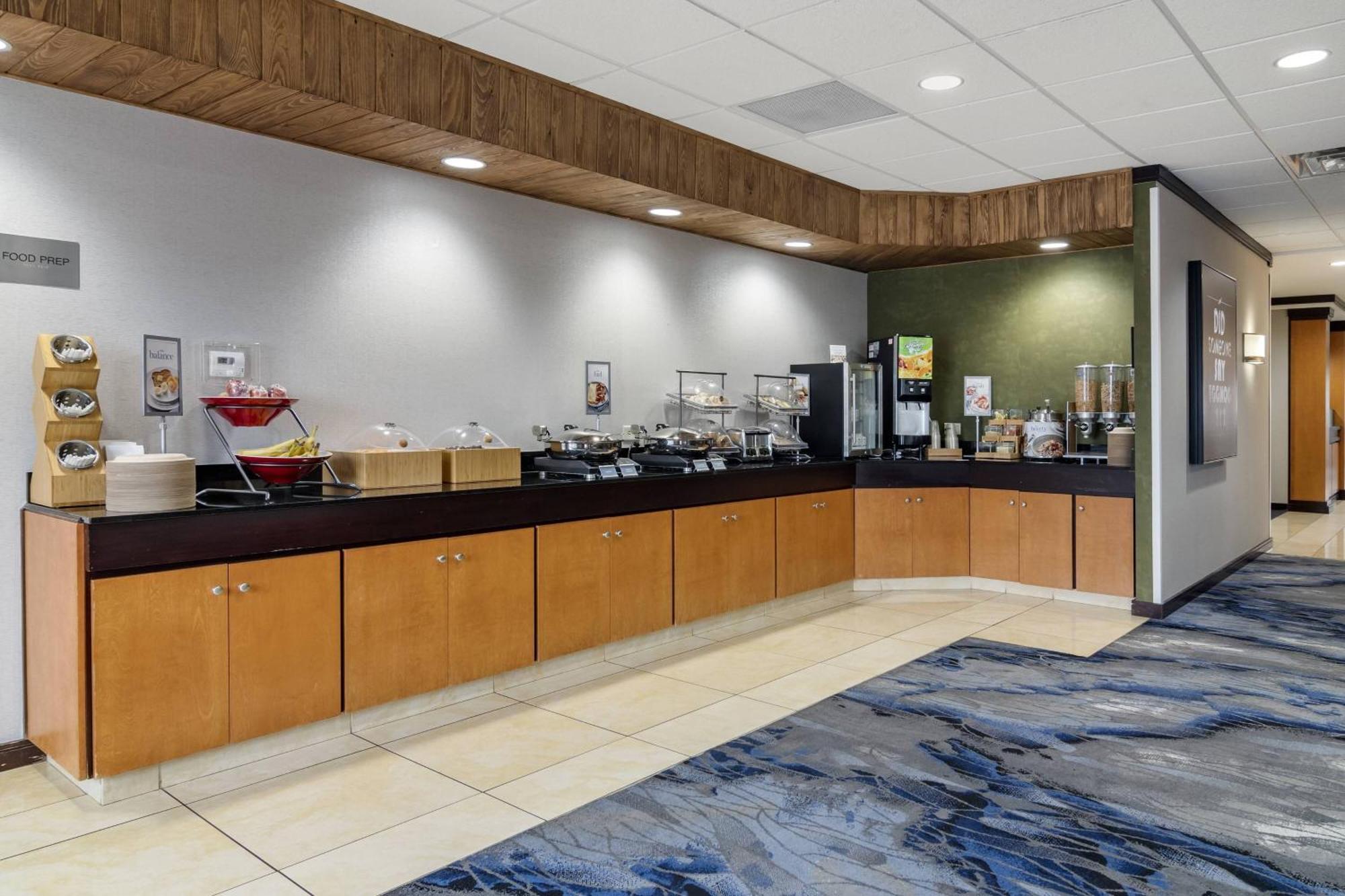 Fairfield & By Marriott Hotel Commerce